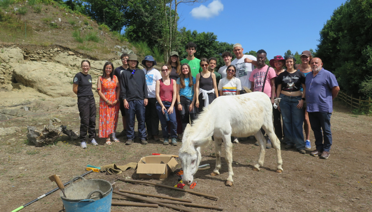 Un total de catorce jóvenes de entre 18 y 30 años participan en un nuevo campo de voluntariado en  A Laracha