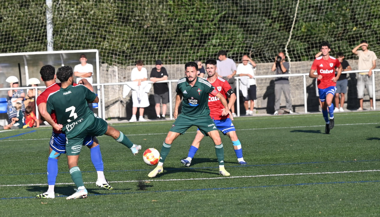 Una jugada del amistoso que el miércoles jugaron el Racing de Ferrol y el Bergantiños