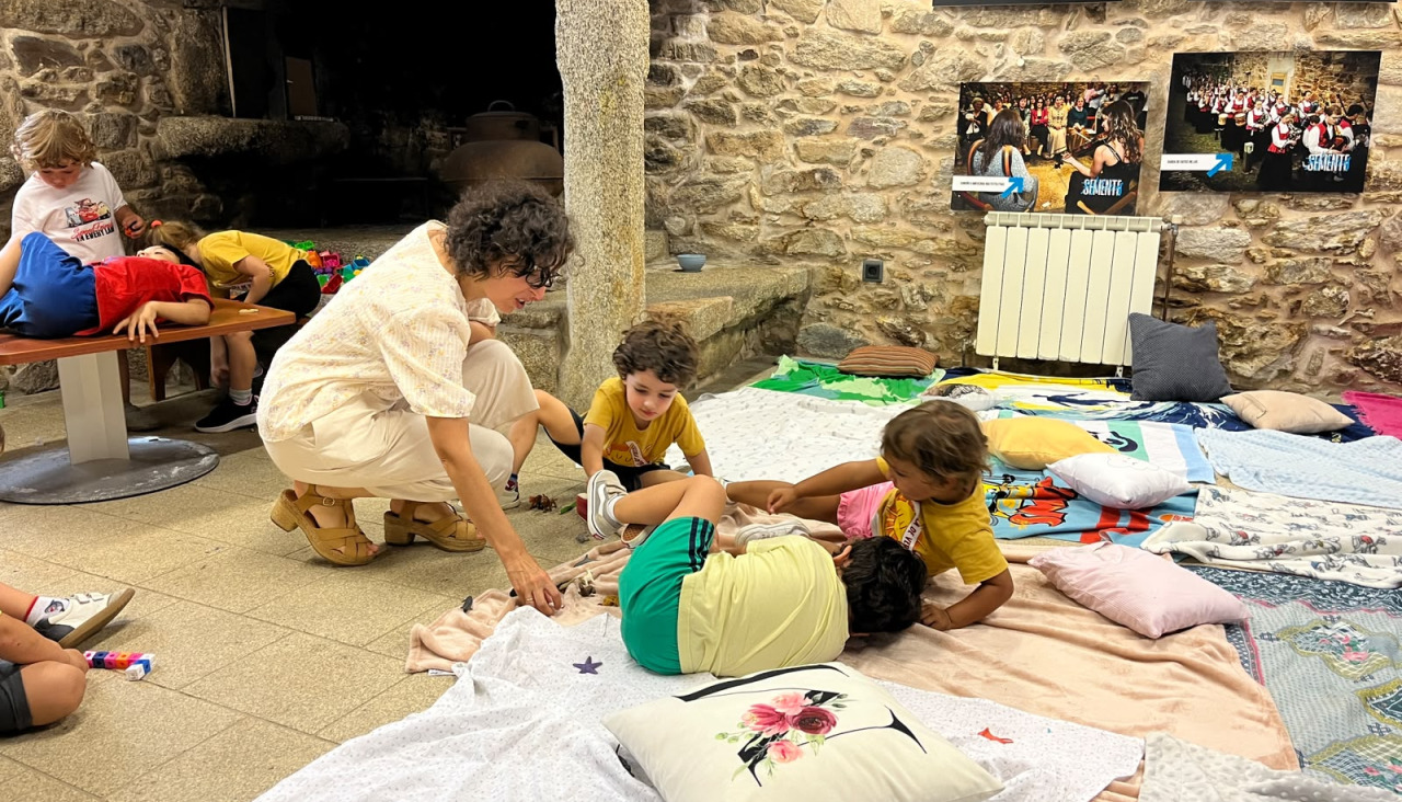 Eloína Ingerto durante su visita al campamento de verano que tiene lugar en la Fundación Pondal