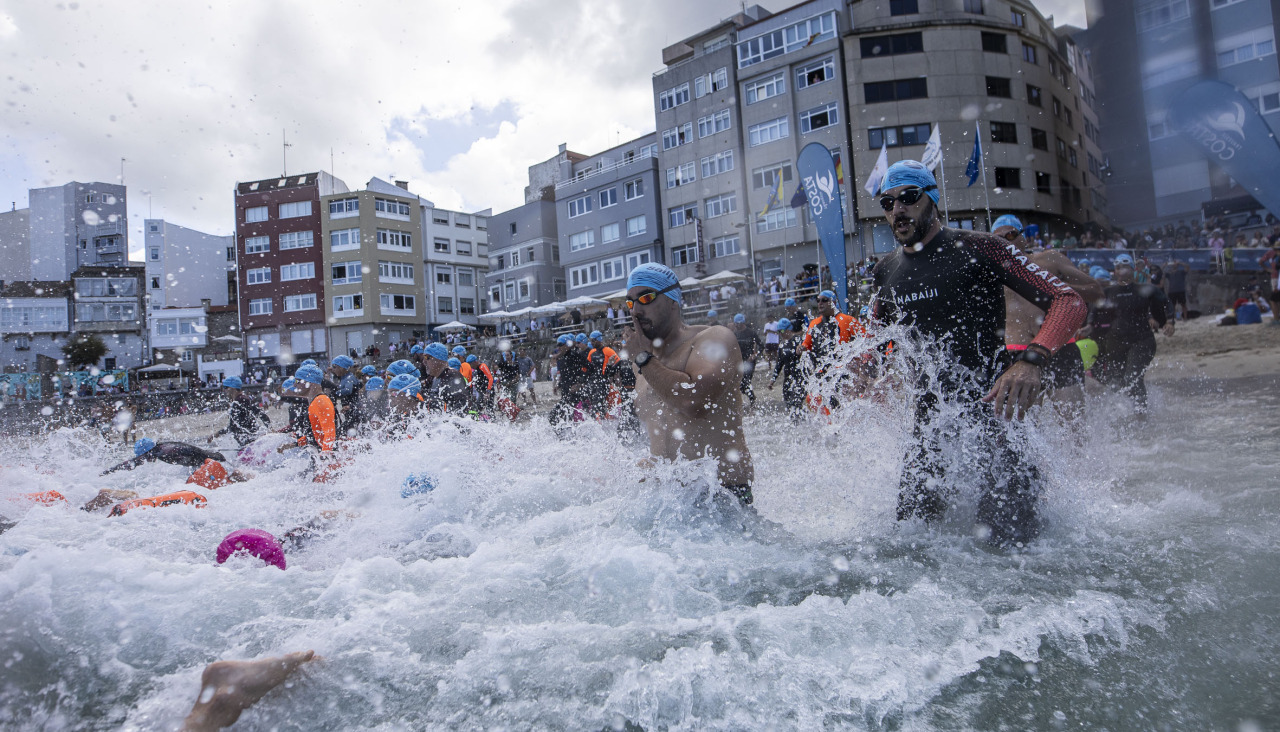 Malpica celebró este domingo una nueva edición de la travesía a nado Illas Sisargas con casi 200 nadadores
