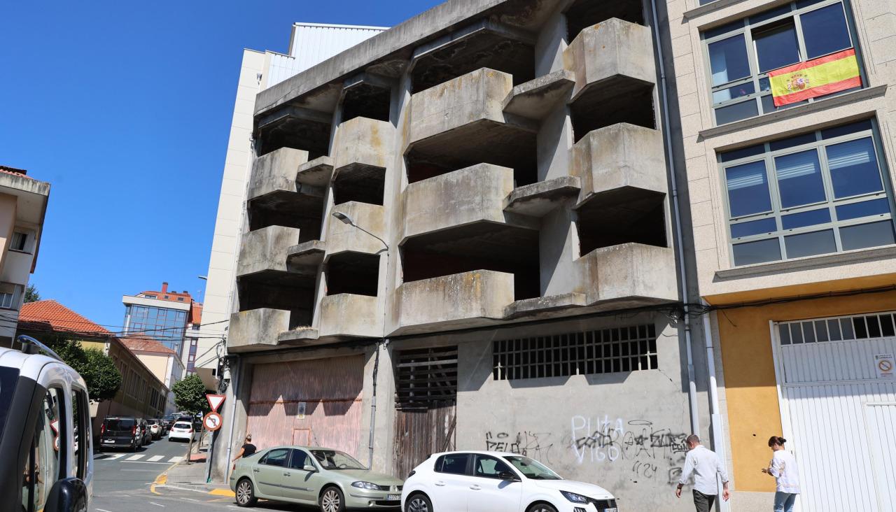 Vista del edificio del número 19 de la rúa San Xoán Bautista que lleva 46 años paralizado y en el que se van a construir 14 viviendas