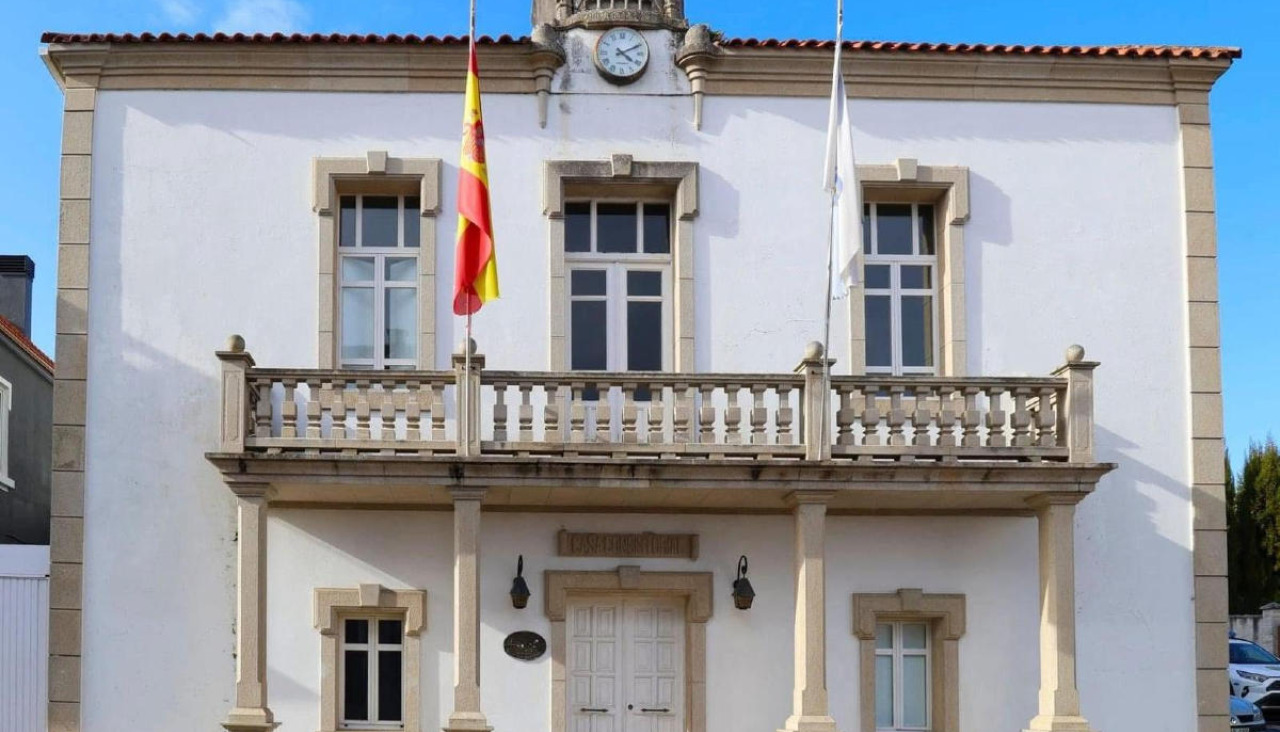 Vista de la sede consistorial de Ponteceso