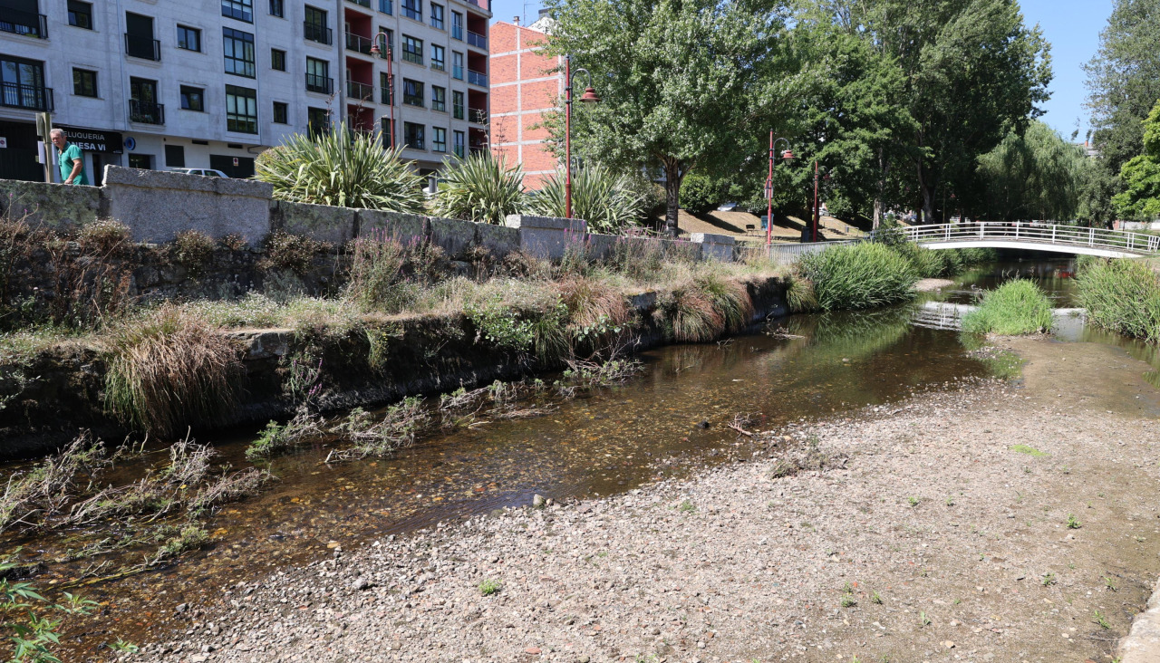 Estado del río Anllóns a su paso por Carballo este martes (17)