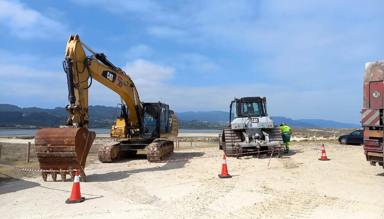 Maquinas que trabajarán en la apertura del canal de Baldaio