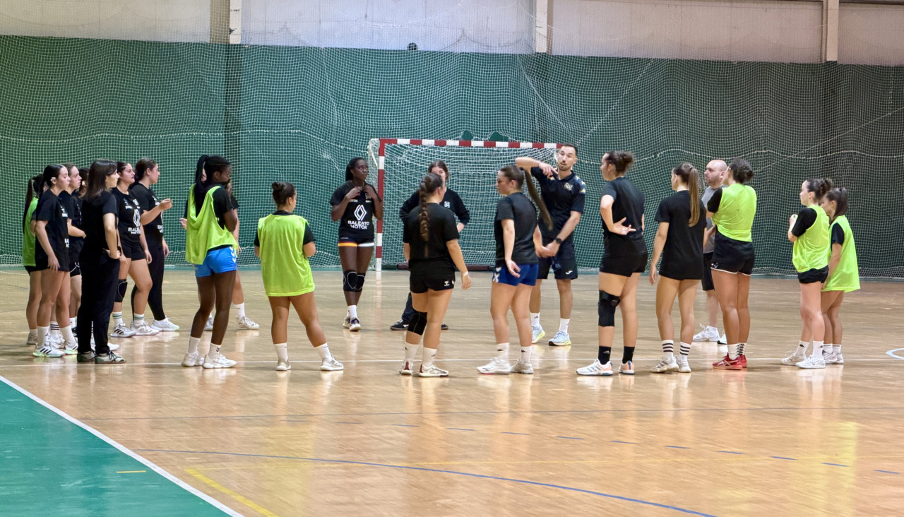 Las jugadoras carballesas iniciaron el pasado lunes los entrenamientos