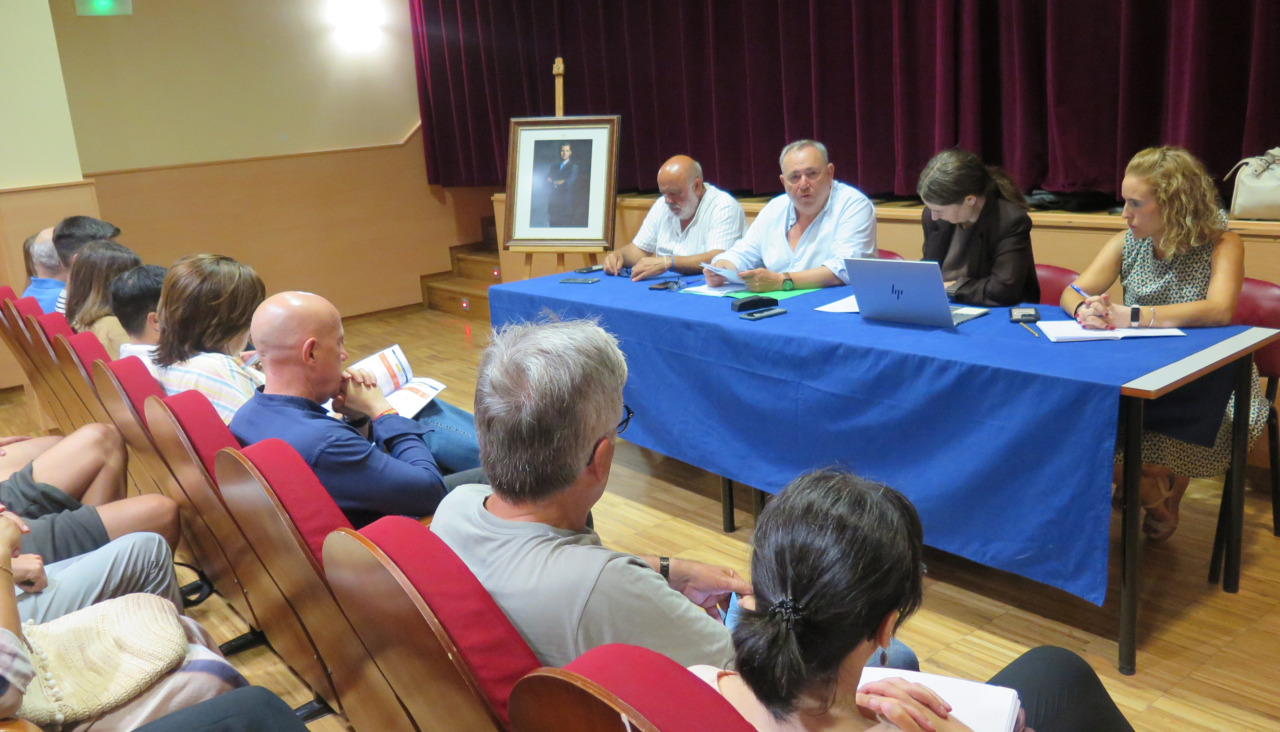 Imagen del pleno extraordinario celebrado este jueves en A Laracha