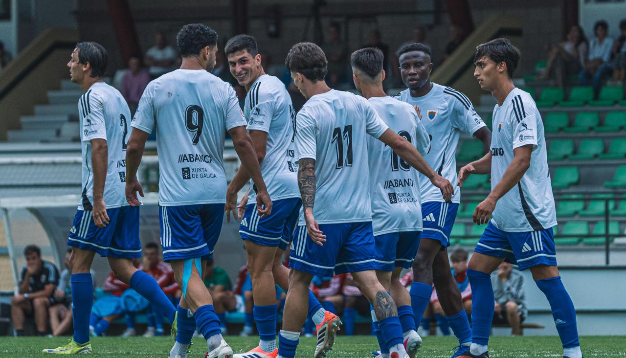 Los carballeses celebrando uno de sus muchos goles