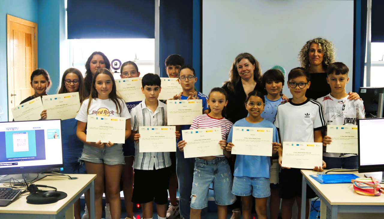 Entrega de diplomas a los participantes del taller 'Futuros Makers' de Carballo