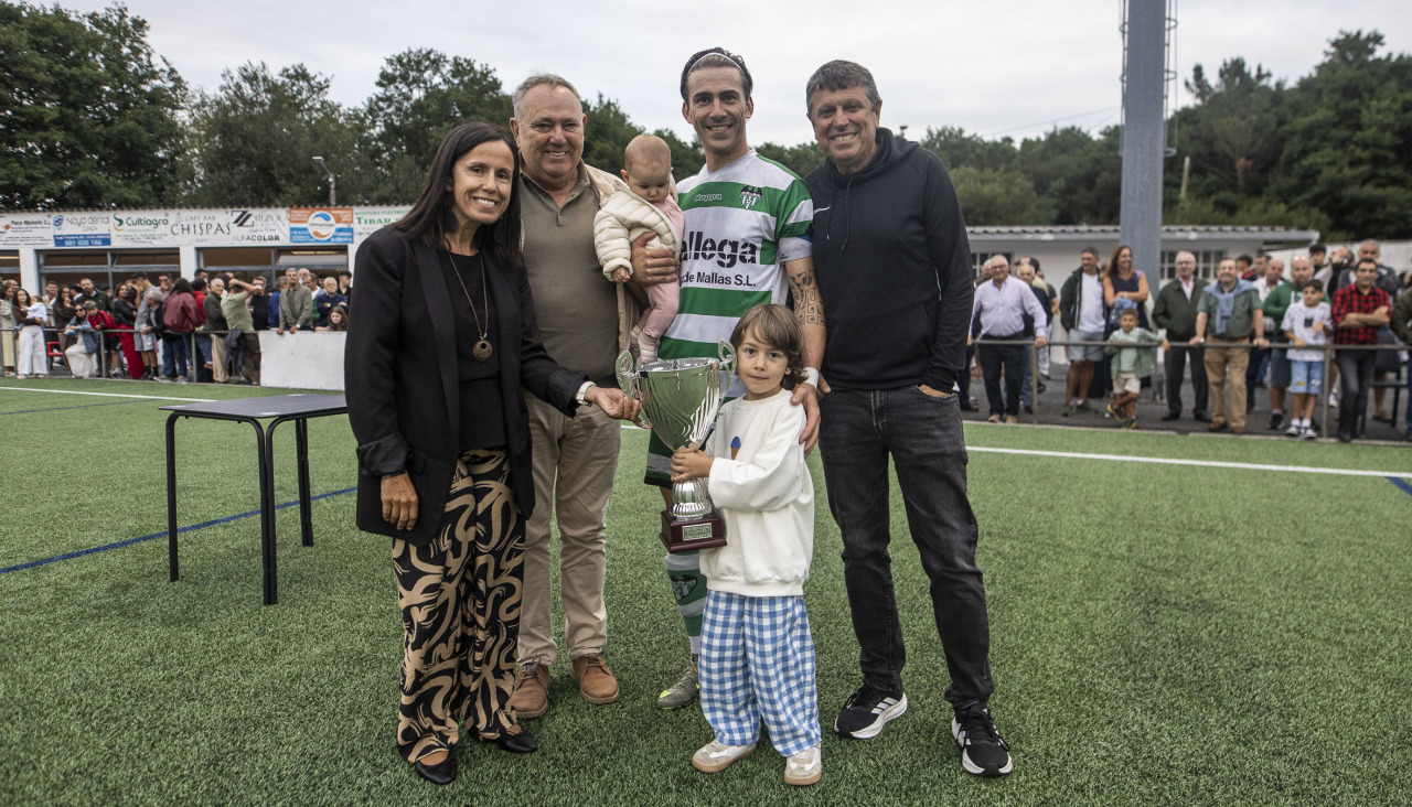 El alcalde, José Manuel López, hizo entrega del trofeo al capitán del Paiosaco
