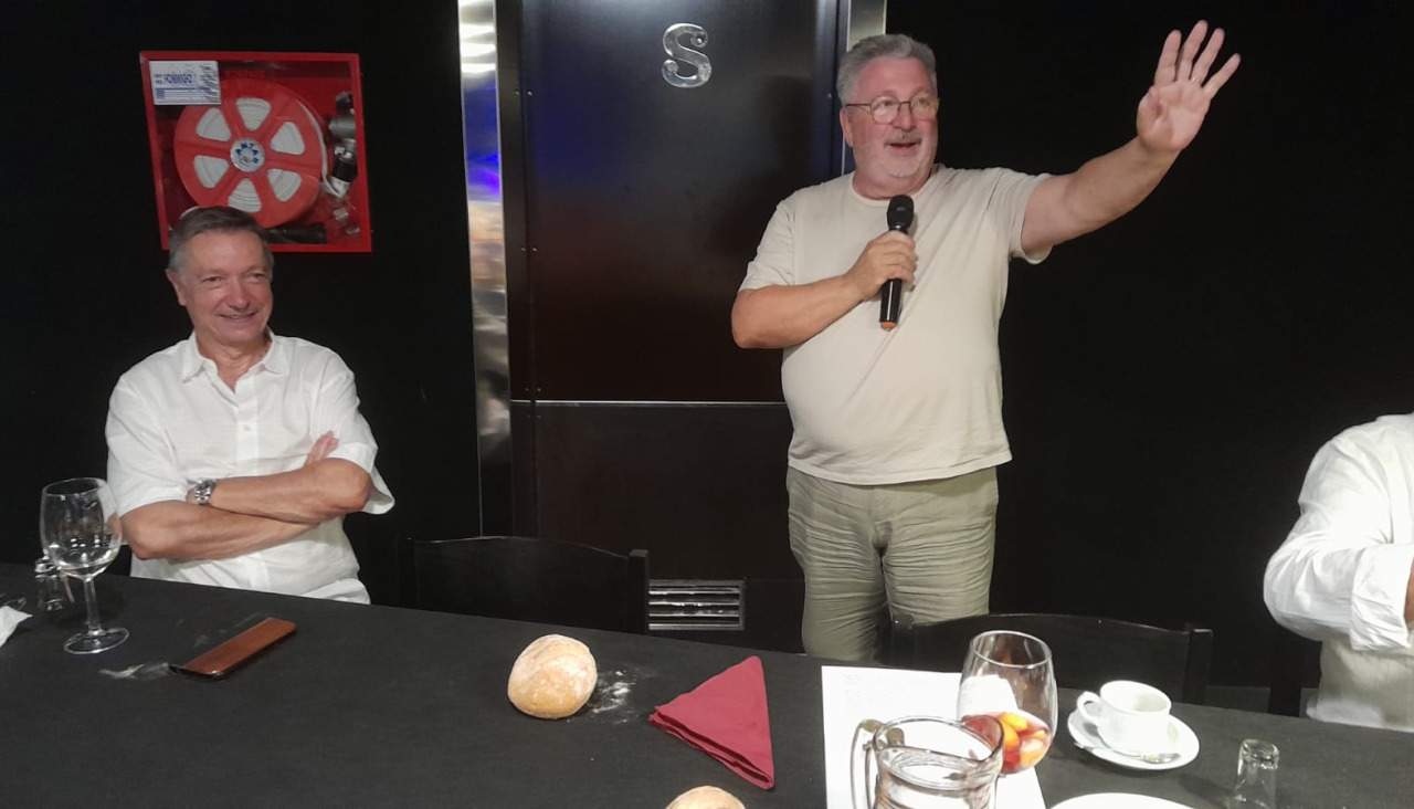 Ángel Viña y Lolo Lodeiro, presentador y pregonero, en el momento del discurso