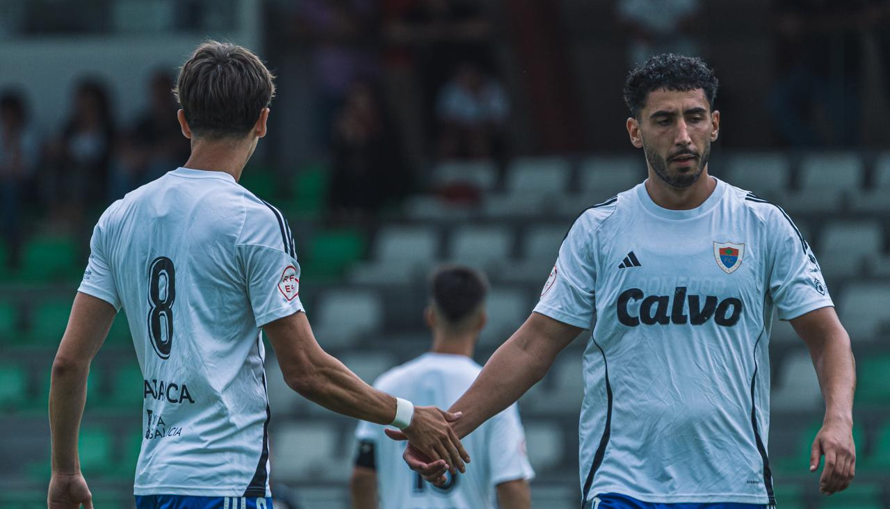 Álex Pachón felicitado por un compañero tras uno de sus goles al VillalbésRRNX