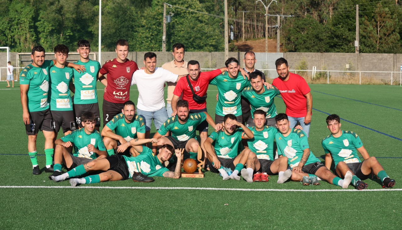 Los jugadores del Fisterra posando con el IX Trofeo Gasthof