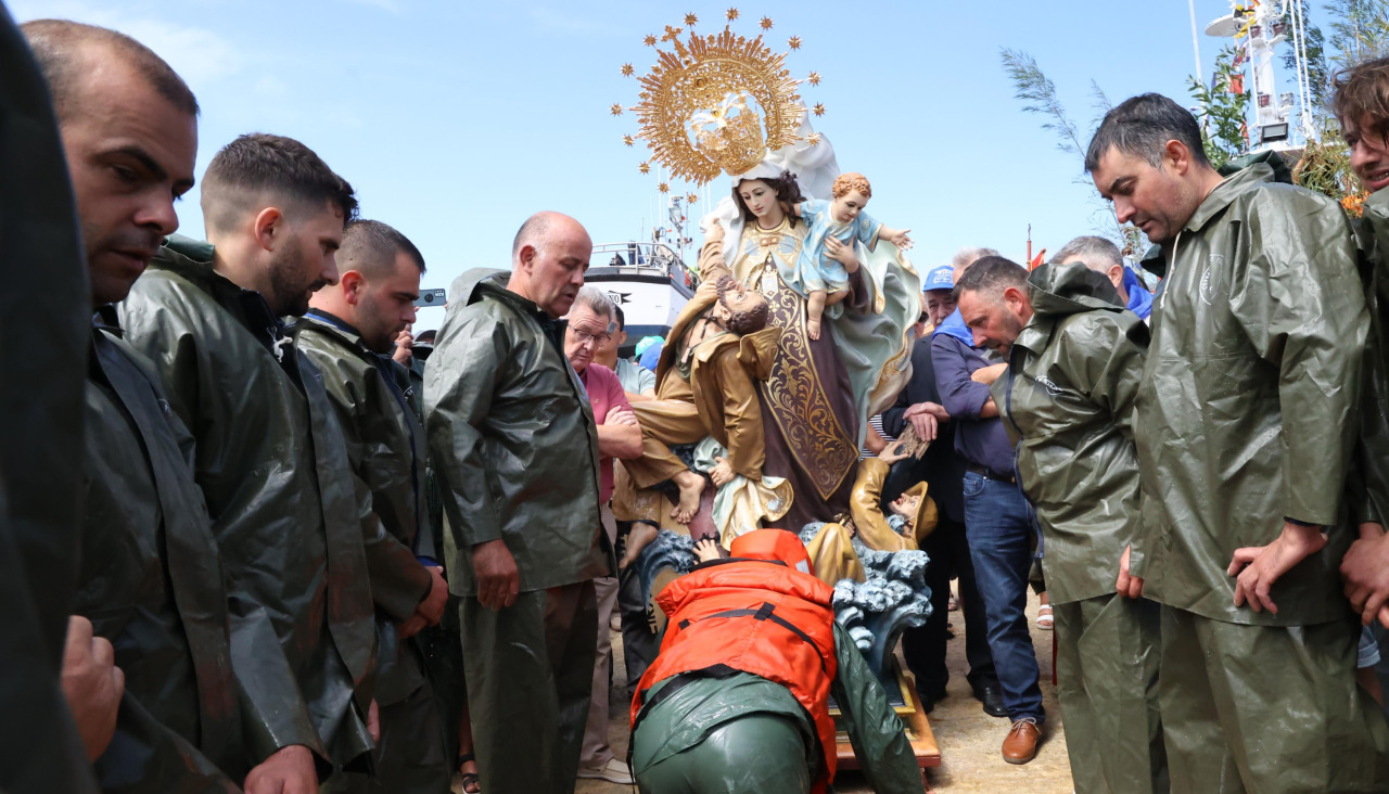 Laxe vive este lunes su día más grande del año, la representación del Naufraxio, en el que la Virgen del Carmen volvió a obrar el milagro