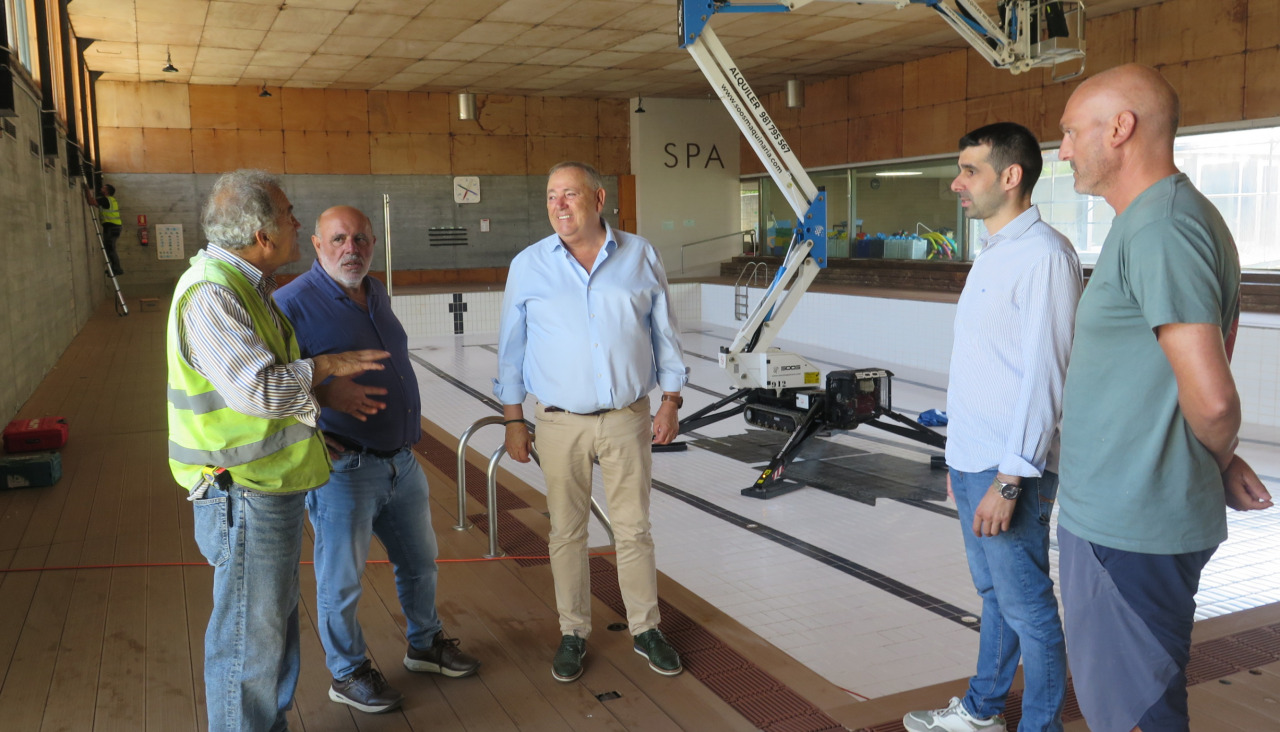 Un técnico de la empresa explicando a los representantes del gobierno larachés los detalles de la obra