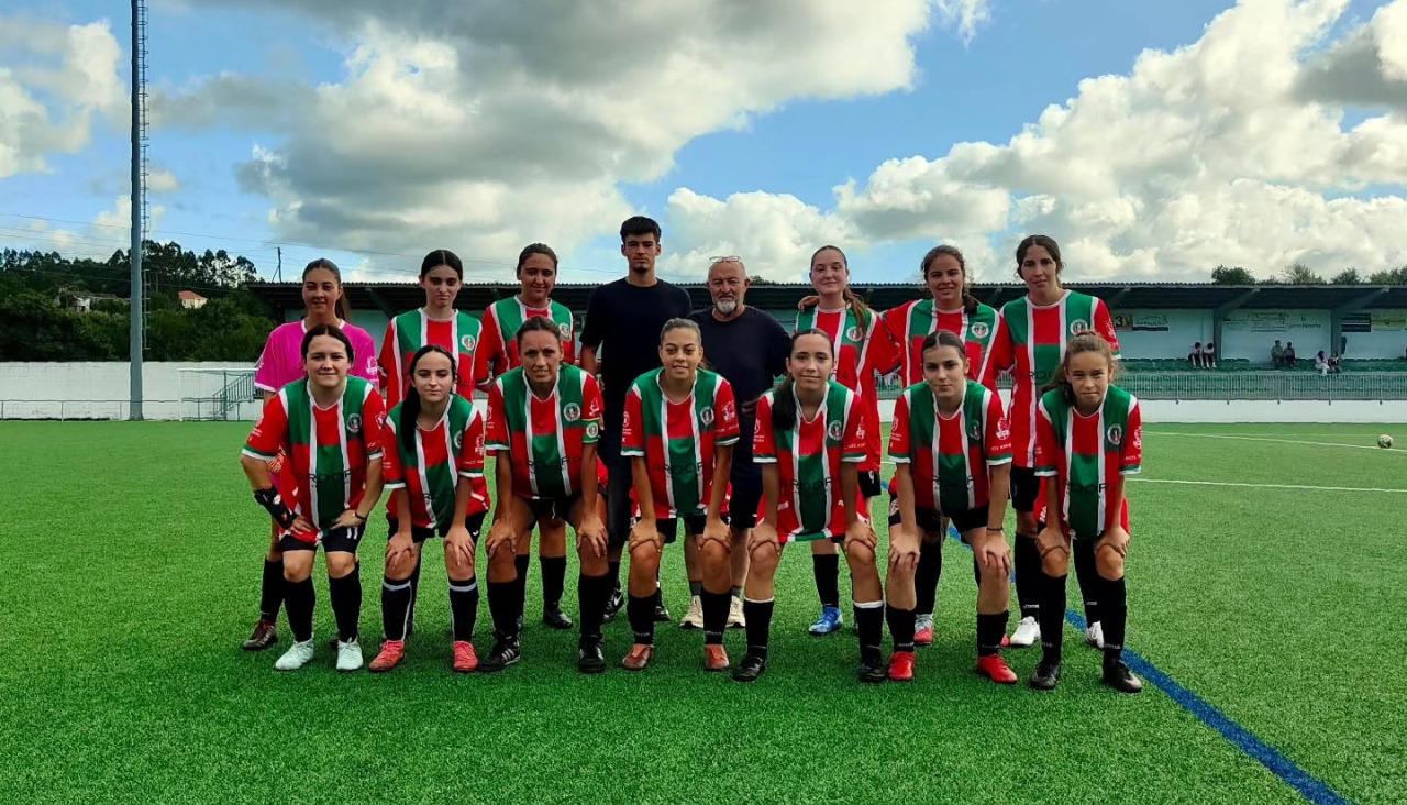Plantel del Xuventude Laracha femenino que el jueves jugó su primer partido