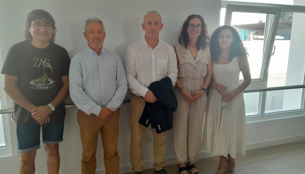 Los promotores estuvieron acompañados por el alcalde y el teniente de alcalde de Coristanco