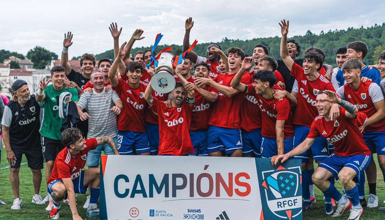 Los jugadores del Bergantiños celebran el título tras recoger la Copa