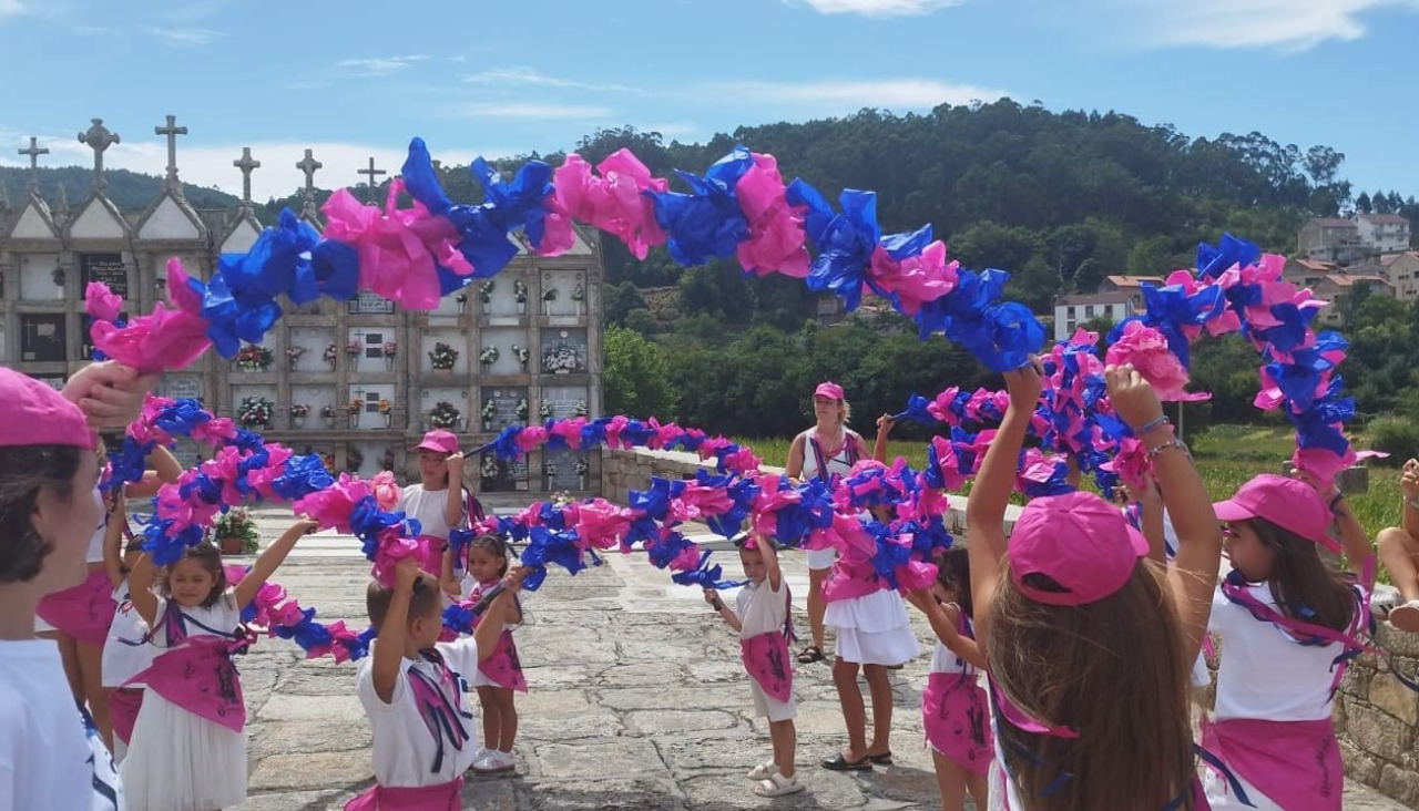 Danza de arcos en Traba de Laxe