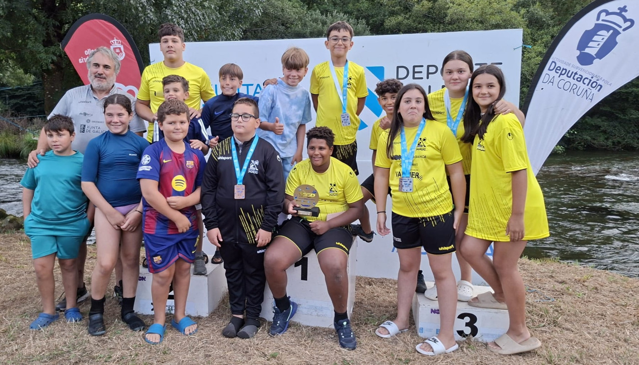 Los deportistas del CDM Piragüismo Dumbría que participaron en la prueba