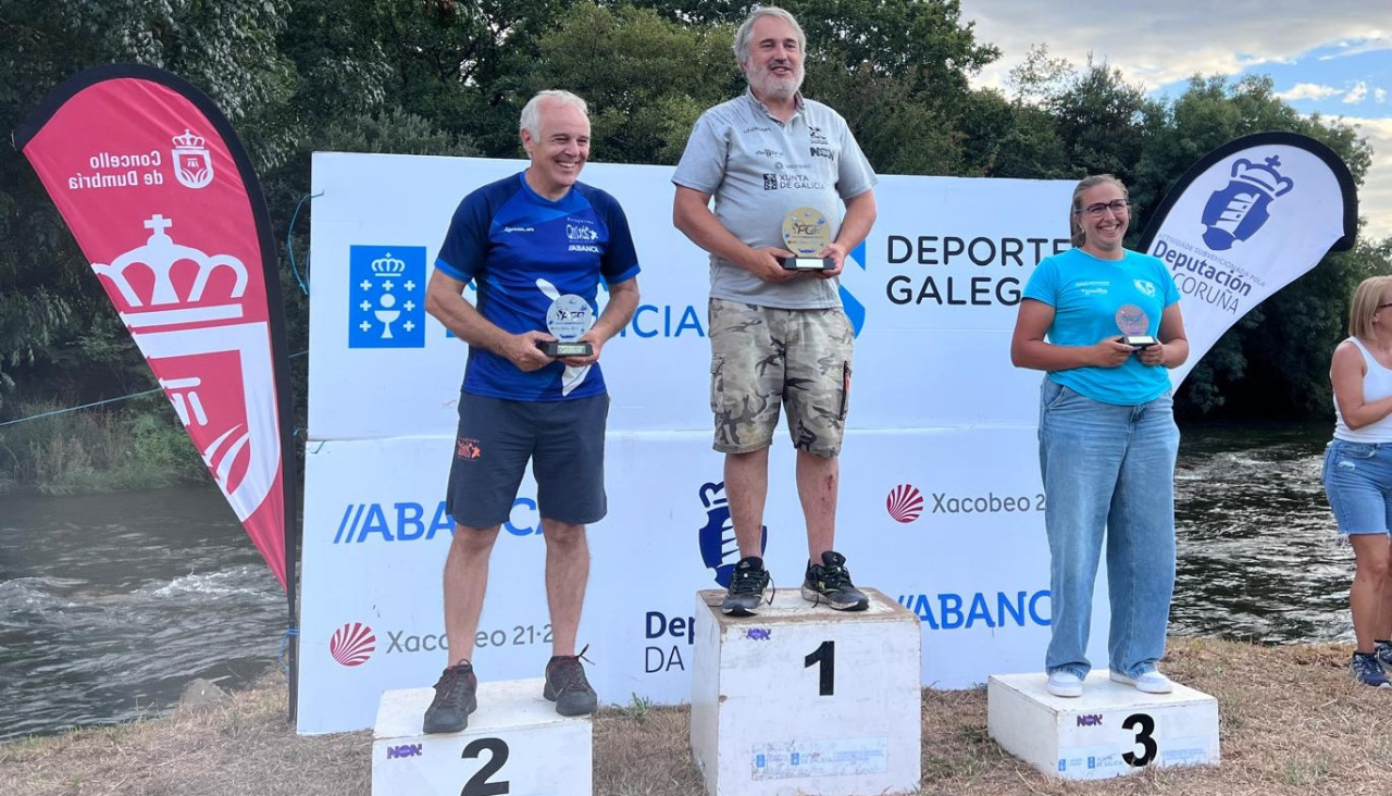Podio de la competición por clubes, con el Piragüismo Dumbría en lo más alto