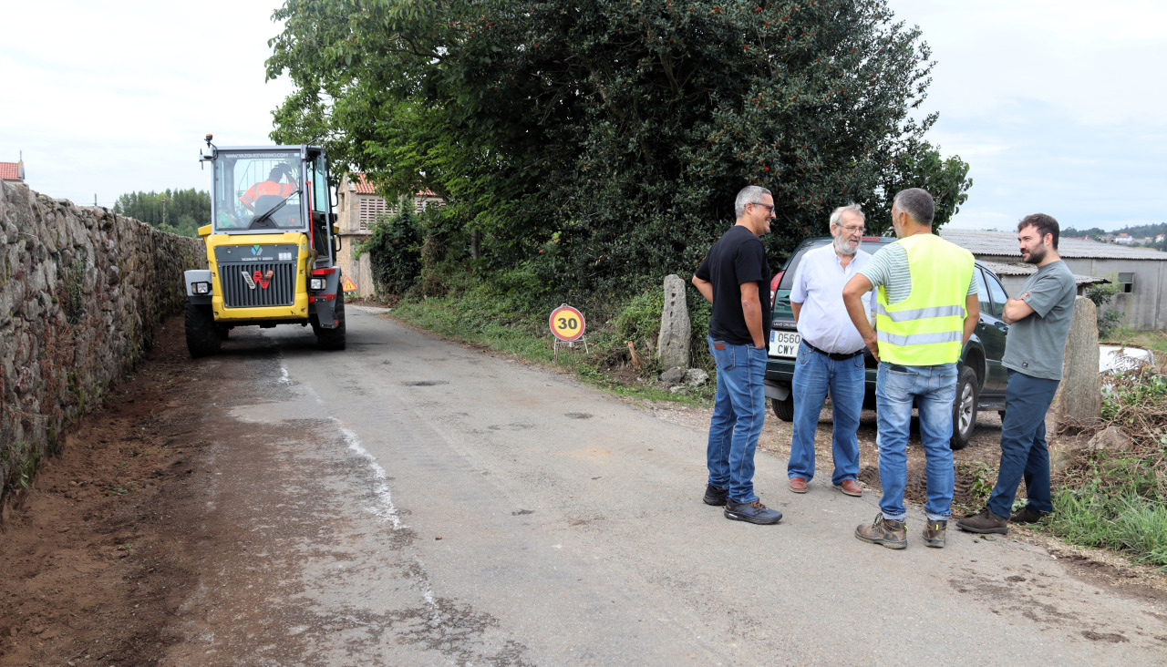 El alcalde, Daniel Pérez, acompañado por los ediles de Obras y Contratación, durante su visita a las obras