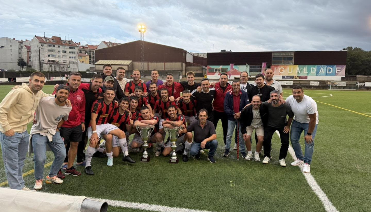 El plantel del Castriz posando con la Copa al término del encuentro