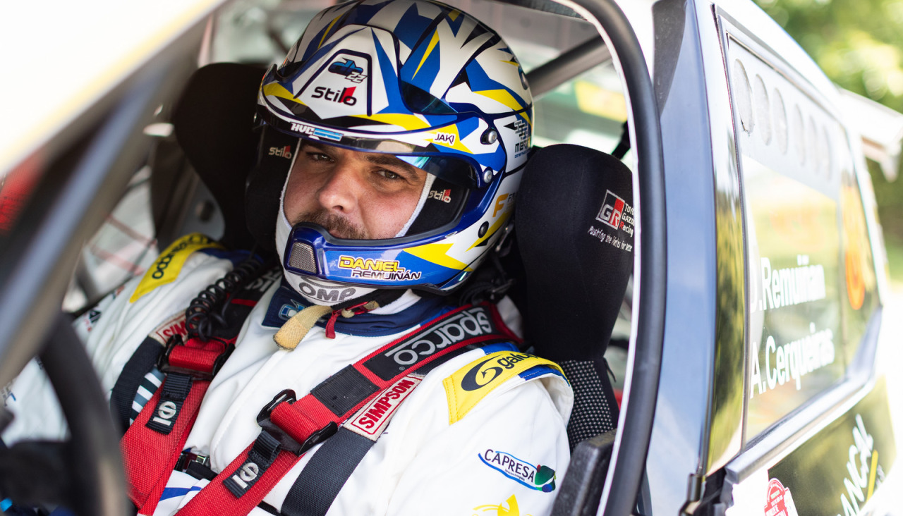 Daniel Remuiñán al volante de su vehículo