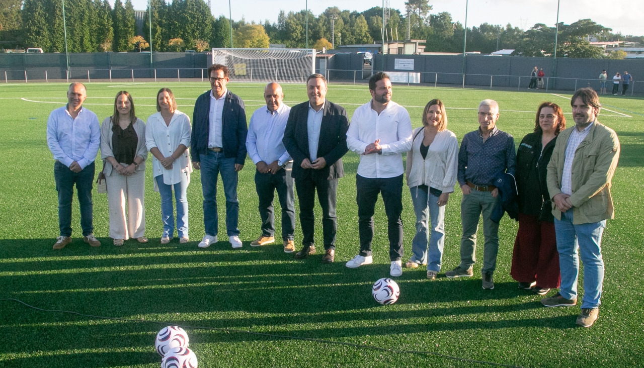 Asistentes al acto de inauguración del nuevo césped de O Roxo