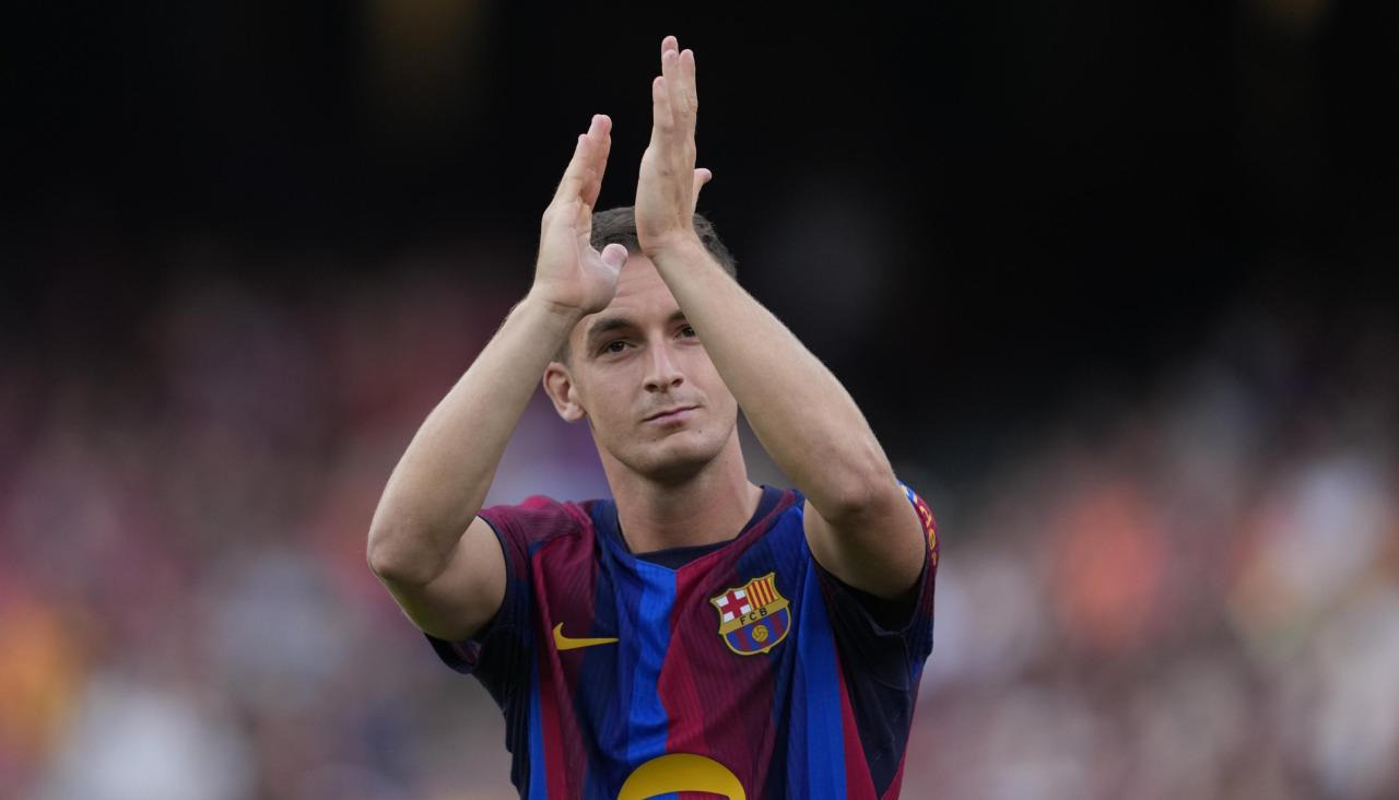 Casadó saluda a la afición del Barcelona tras un partido en el Camp Nou