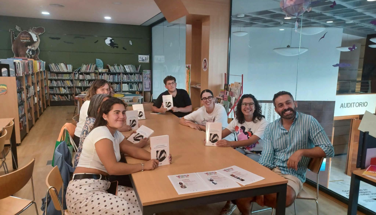 Alberto Mancebo, primeiro pola dereita, no Clube de Lectura de Vimianzo