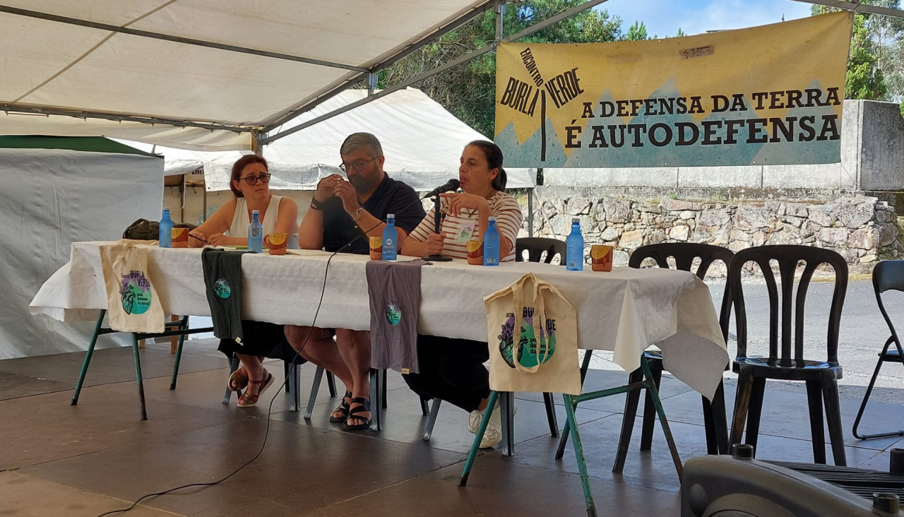 Participantes en una mesa redonda