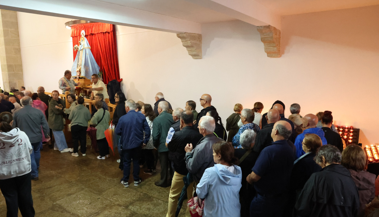 La lluvia empañó la celebración de la romería, aunque cientos de personas acudieron a honrar a la Virxe dos Milagres en su día grande