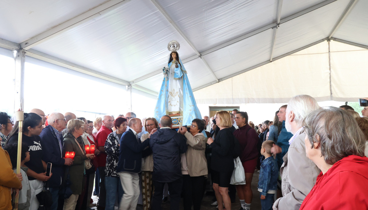 La lluvia empañó la celebración de la romería, aunque cientos de personas acudieron a honrar a la Virxe dos Milagres en su día grande