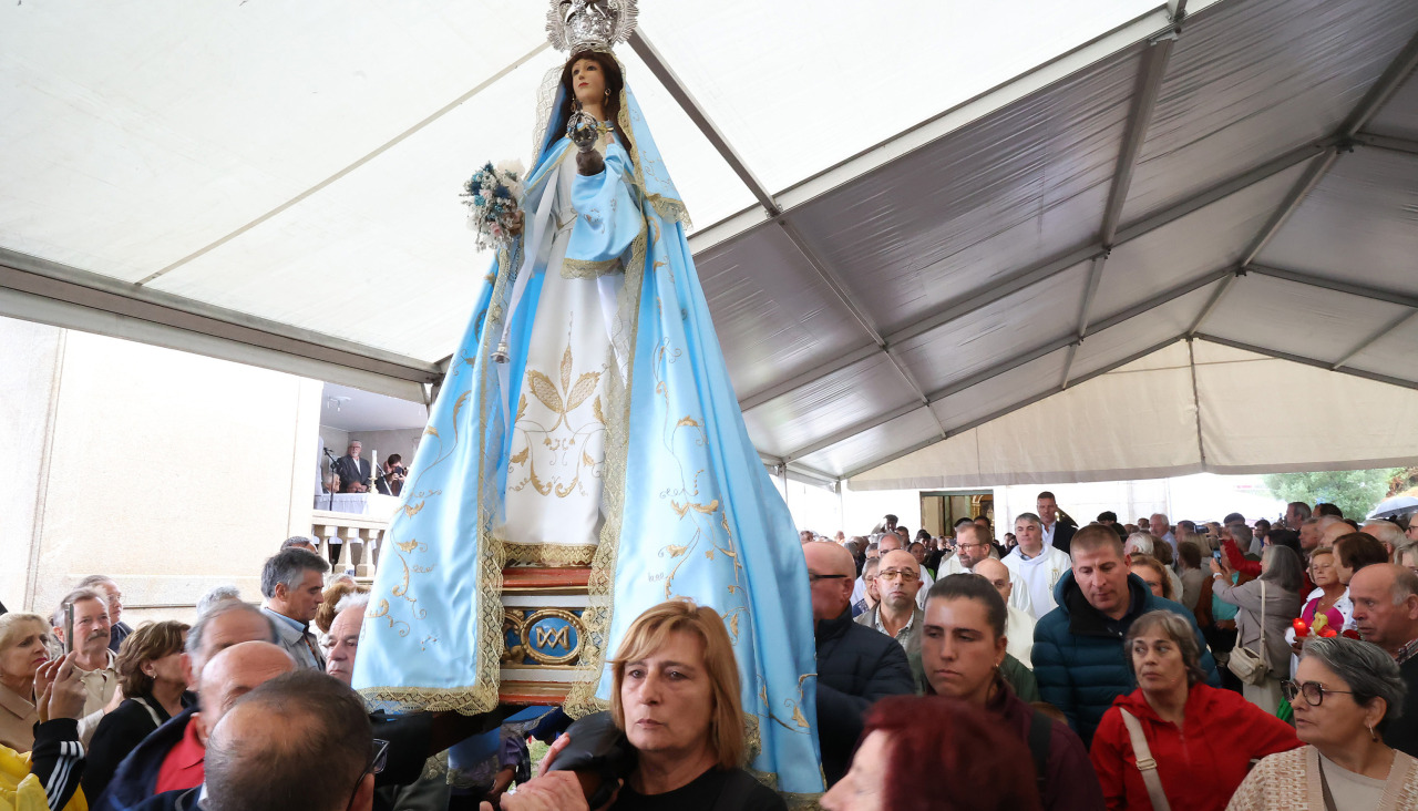 La lluvia empañó la celebración de la romería, aunque cientos de personas acudieron a honrar a la Virxe dos Milagres en su día grande