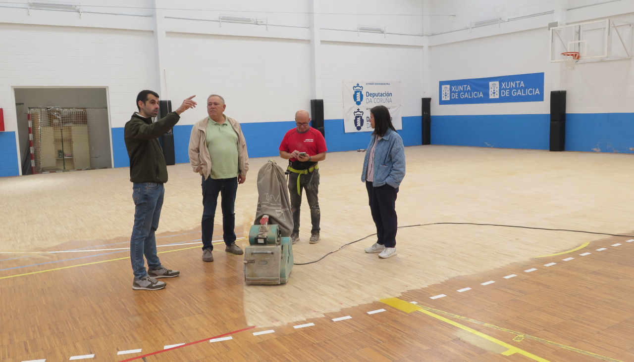 El alcalde y sus ediles comprueban las obras en el pabellón municipal