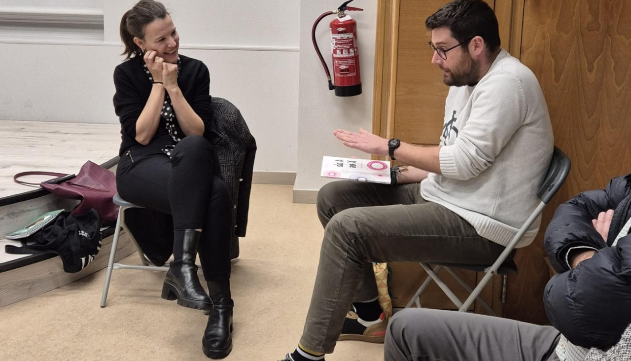 Marta Villar nun Clube de lectura en Carballo