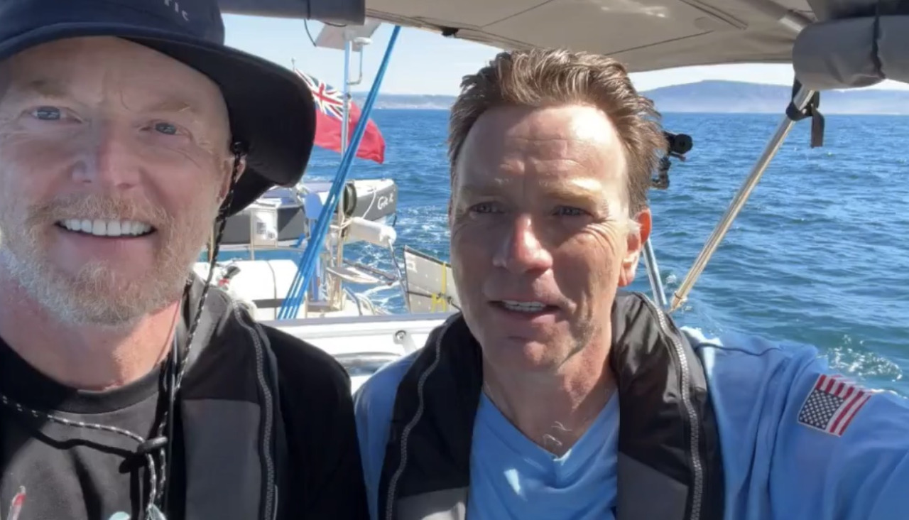 Eric Strickland y Ewan McGregor, durante la travesía que los llevó a Muxía