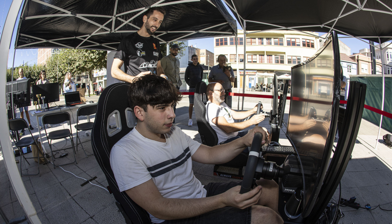 Participantes en el circuito virtual en la Praza do Concello