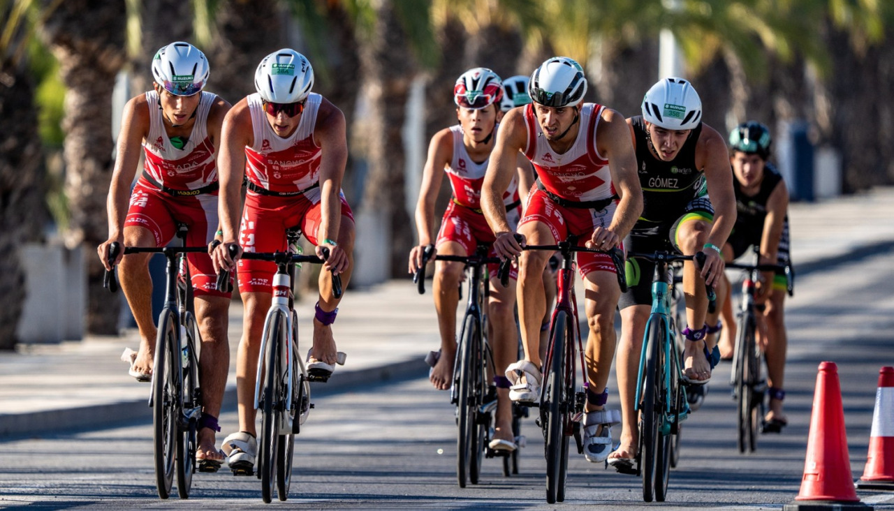 Triatletas de la AD Fogar en la carrera de bicicleta