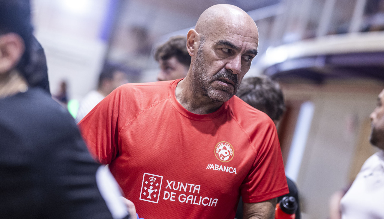 Ramón Canalda dando instrucciones a los suyos