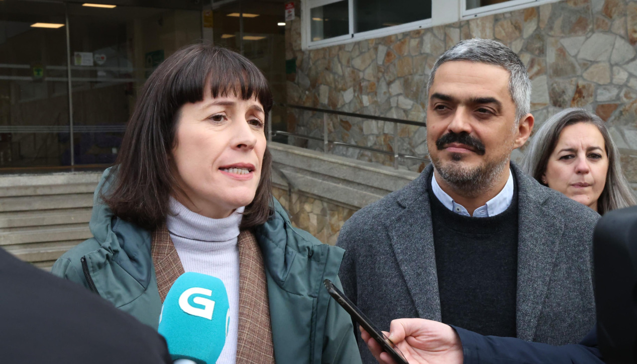La portavoz nacional del BNG Ana Pontón con el alcalde de Carballo Daniel Pérez