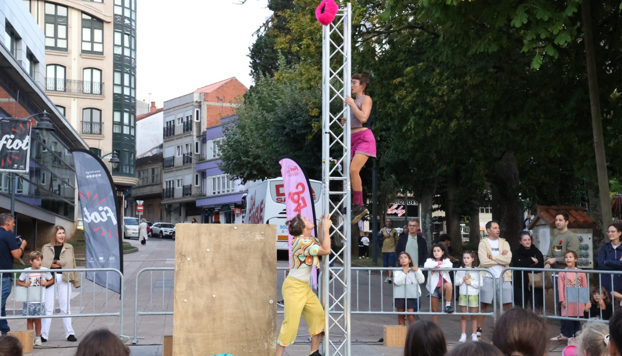 Espectáculo de circo en el FIOT de Carballo