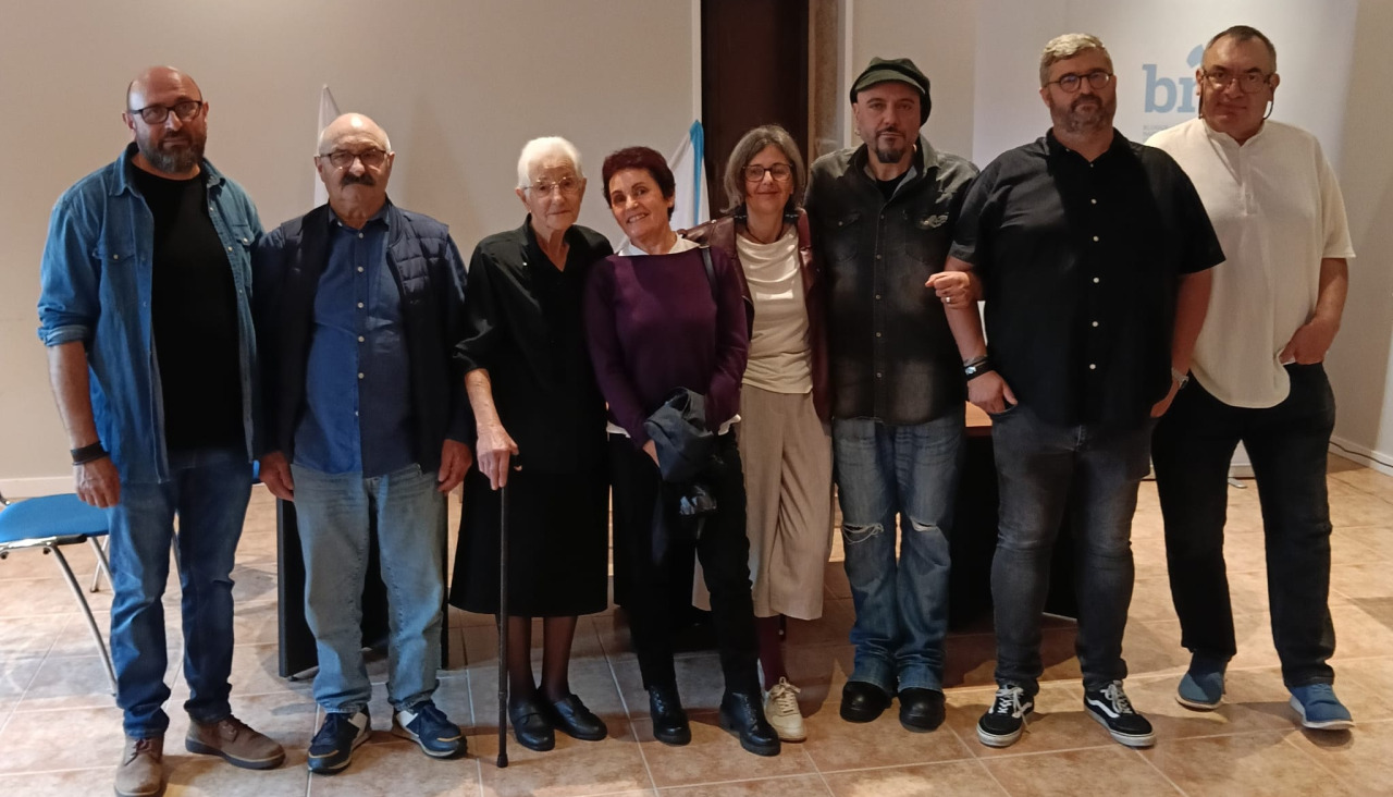 Participantes en el homenaje a las víctimas de la silicosis de Castrelo este sábado en Dumbría