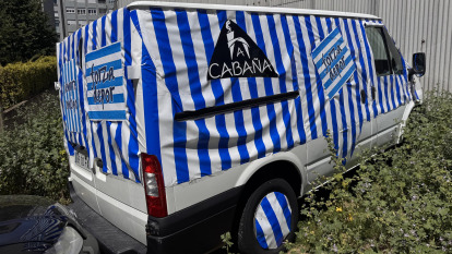 La furgo del Mesón A Cabaña vestida de blanquiazul para la fiesta de ascenso del Dépor