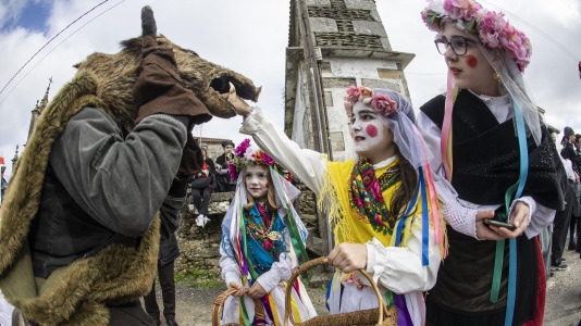 Los Madamitos y Ghuardineros salieron por la parroquia malpicana de Cerqueda para despedir el Entroido