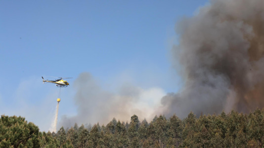Incendio forestal en Caión (10)
