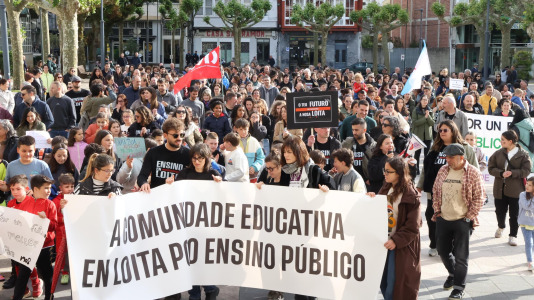 Unas 300 personas se manifestaron en Carballo para exigir mejoras en cubrir las necesidades del alumnado con necesidades especiales