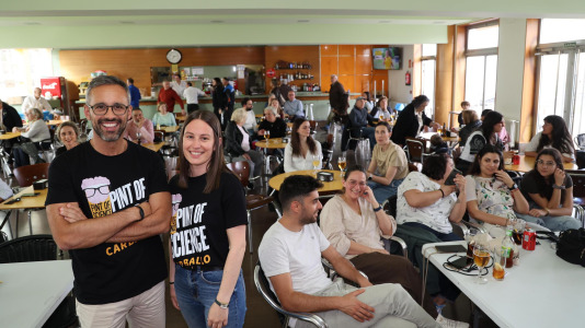 La cafetería del Pazo da Cultura se llenó en la segunda jornada del Pint of Science para las charlas del pediatra Alejandro Ávila y la biotecnóloga, Alba Vilariño