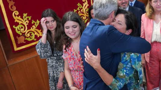 Alfonso Rueda abraza a su mujer tras la investidura @Álvaro Ballesteros EP