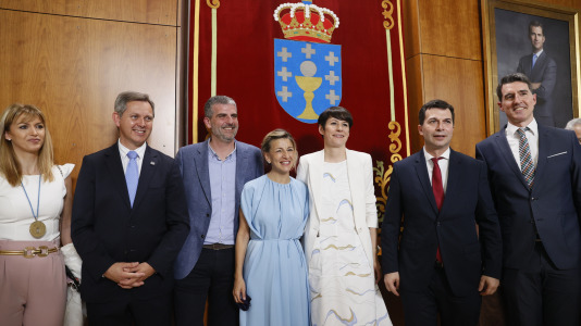 Yolanda Díaz, Ana Pontón y José Miñones, con varios diputados autonómicos @Lavandeira Jr. EFE
